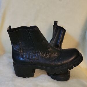 EUC STEVE MADDEN Rankel Leather Lug Boots. Size 8M.
